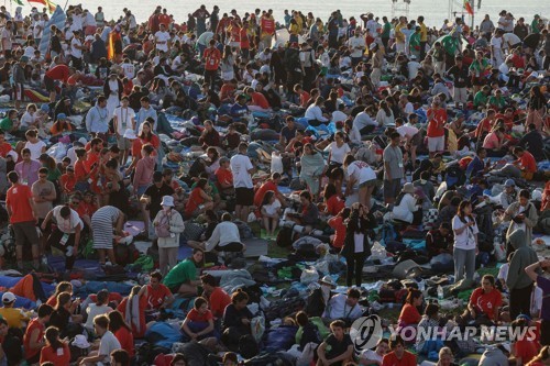 (리스본 AFP=연합뉴스) 2023년 8월 6일(현지시간) 세계청년대회가 열리고 있는 포르투갈 수도 리스본의 테조 공원에 방문자들이 미사를 앞두고 모여 있다. [자료사진]