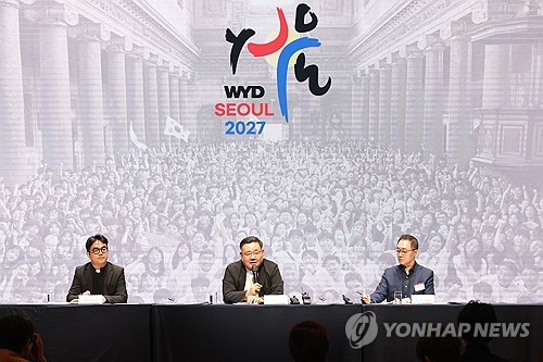 (서울=연합뉴스) 강민지 기자 = '2027 서울세계청년대회' 총괄코디네이터인 이경상 주교(가운데)가 27일 서울 서초구 가톨릭대 옴니버스파크에서 열린 '2027 서울 세계청년대회 기본계획 언론브리핑'에서 질의응답하고 있다. 2025.10.27 mjkang@yna.co.kr