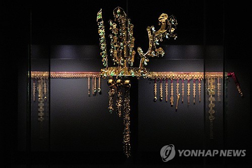 (서울=연합뉴스) 국립경주박물관은 APEC 2025 정상회의와 국립경주박물관 개관 80주년을 기념해 특별전 '신라 금관, 권력과 위신'을 오는 28일부터 12월 14일까지 진행한다고 27일 밝혔다. 사진은 황남대총 금관과 남분 북분 금허리띠. 2025.10.27 [국립경주박물관 제공. 재판매 및 DB 금지] photo@yna.co.kr