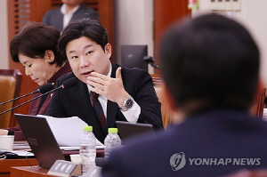 국감장서 의원·기관장으로 만난 '올림픽 영웅' 진종오·유승민