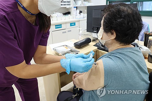 65세 이상 독감 백신 예방접종률 45%…"본격 유행 전 접종해야"