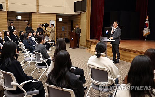 (세종=연합뉴스) 배재만 기자 = 최휘영 문화체육관광부 장관이 27일 정부세종청사 문체부 대강당에서 열린 '청년정책 소통간담회: 생각을 담다, 청년정책이 되다' 에서 인사말을 하고 있다. 2025.10.27 scoop@yna.co.kr