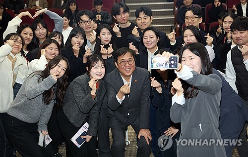 (세종=연합뉴스) 배재만 기자 = 최휘영 문화체육관광부 장관이 27일 정부세종청사 문체부 대강당에서 열린 '청년정책 소통간담회: 생각을 담다, 청년정책이 되다' 에서 2030 자문단, 청년인턴들과 기념촬영을 하고 있다. 2025.10.27 scoop@yna.co.kr