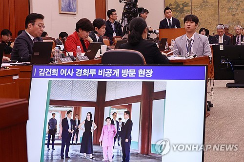 (서울=연합뉴스) 김주성 기자 = 정용석 국립박물관문화재단 사장이 22일 서울 여의도 국회에서 열린 문화체육관광위원회의 국립중앙박물관 등에 대한 국정감사에서 김건희 여사의 경복궁 근정전 어좌 착석 의혹과 관련한 더불어민주당 양문석 의원의 질의에 답하고 있다. 2025.10.22 utzza@yna.co.kr