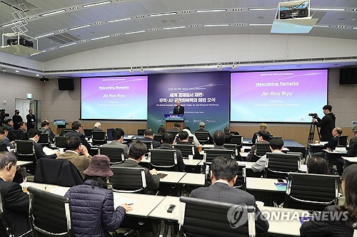 (서울=연합뉴스) 류진 한국경제인협회 회장이 27일 서울 여의도 FKI타워 컨퍼런스센터에서 열린 '세계 경제질서 재편: 무역, AI, 금융회복력의 해법 모색' 국제 콘퍼런스에 참석, 인사말을 하고 있다. 2025.10.27 [한국경제인협회 제공. 재판매 및 DB 금지] photo@yna.co.kr
