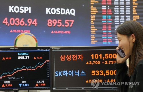 이재용 '취임 3주년' 날에…10만 전자·시총 600조 '겹경사'(종합)