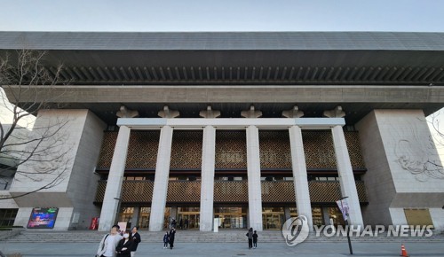 세종문화회관 "'성악가 무대 사고' 사실 달라…장치 추락 없어"