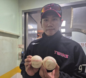 LG 불타는 타격감 '고무공 훈련'으로 완성…미국서 특수공 공수