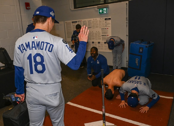 "월드시리즈 역사상 최고의 투구" 전설의 유격수도 경외, 후배는 엎드려 …