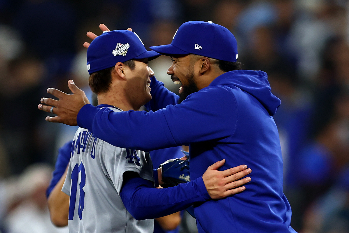 "월드시리즈 역사상 최고의 투구" 전설의 유격수도 경외, 후배는 엎드려 …