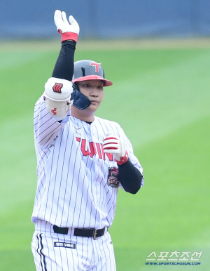 '자력우승 나 때문에 못 해' LG 4번타자의 자책 → 첫 타석에 문동주의 154km를 쾅! 문보경 마저 부활했다