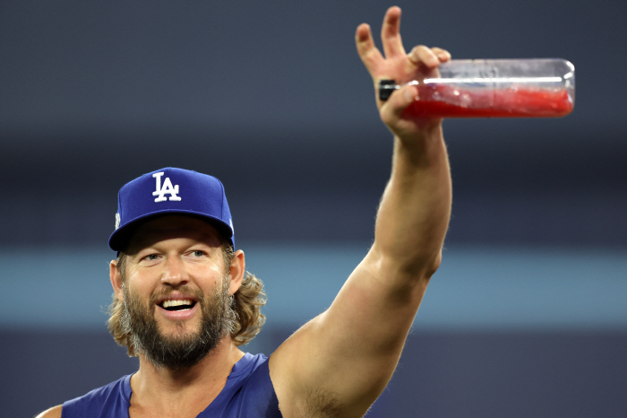 낭만 찾다 망한다! 커쇼, 마지막 월드시리즈 구경만..  → 로버츠 말 얼버무렸다