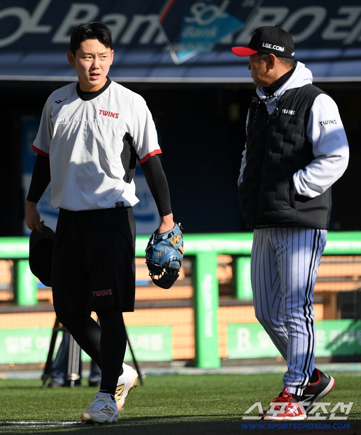 [포토] 이주헌-박경완 코치 '한국시리즈 2차전 준비'