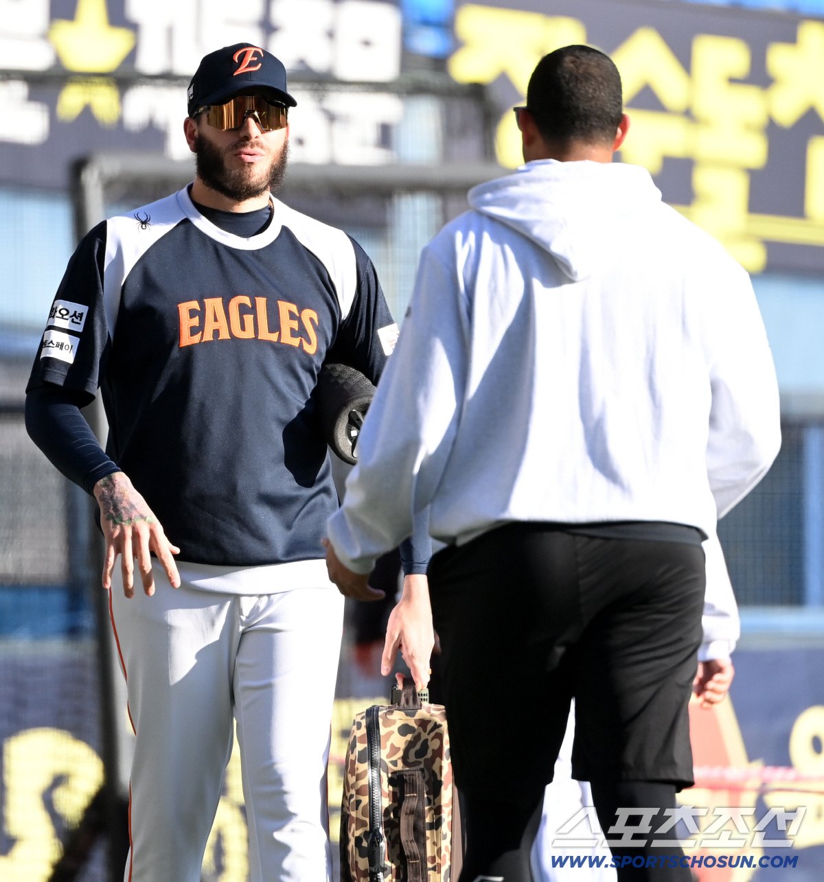 [포토] 치리노스와 인사 나누는 폰세