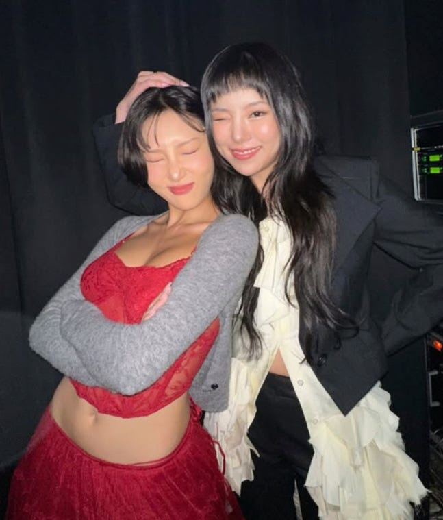 화사, 절친 휘인과 투샷 ‘굿 굿바이’ 무대 비하인드 “좋은 안녕”[SC…