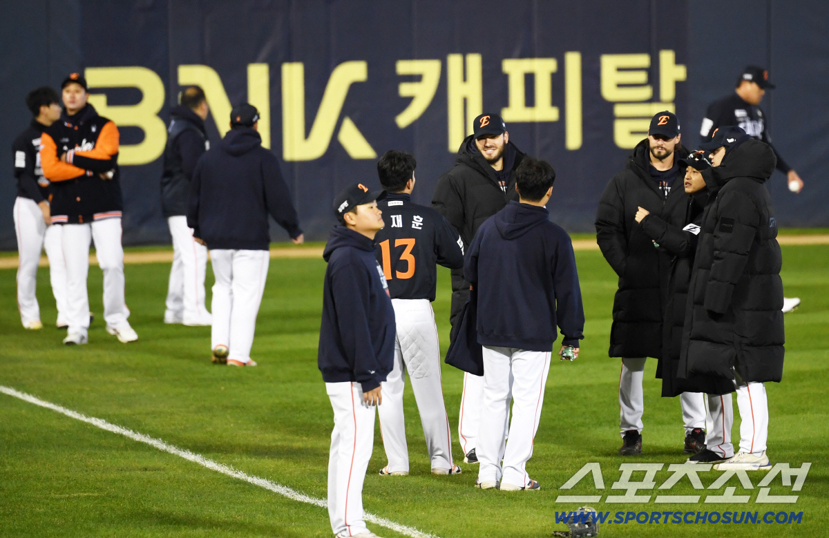 [포토] 폰세-와이스-문동주 '한국시리즈 추위와 싸움'