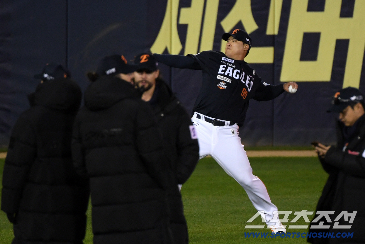 [포토] 류현진 '폰세-와이스-문동주가 지켜보는 가운데'