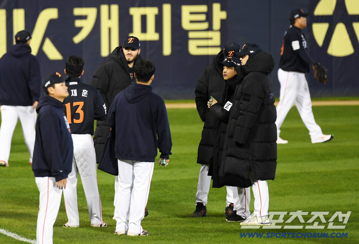 [포토] 폰세-와이스-문동주 '한국시리즈 추위와 싸움'