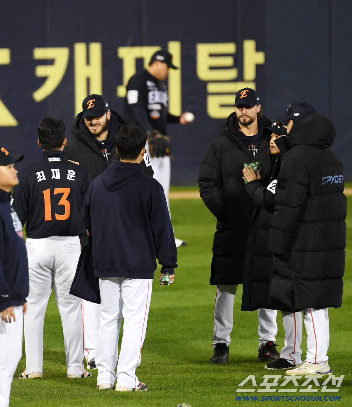 [포토] 폰세-와이스-문동주 '한국시리즈 추위와 싸움'