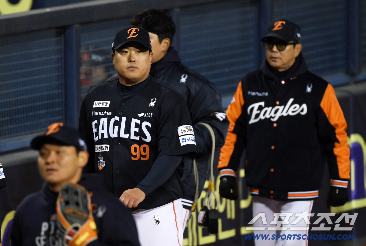 [포토] 류현진-양상문 코치 '반드시 잡는다'