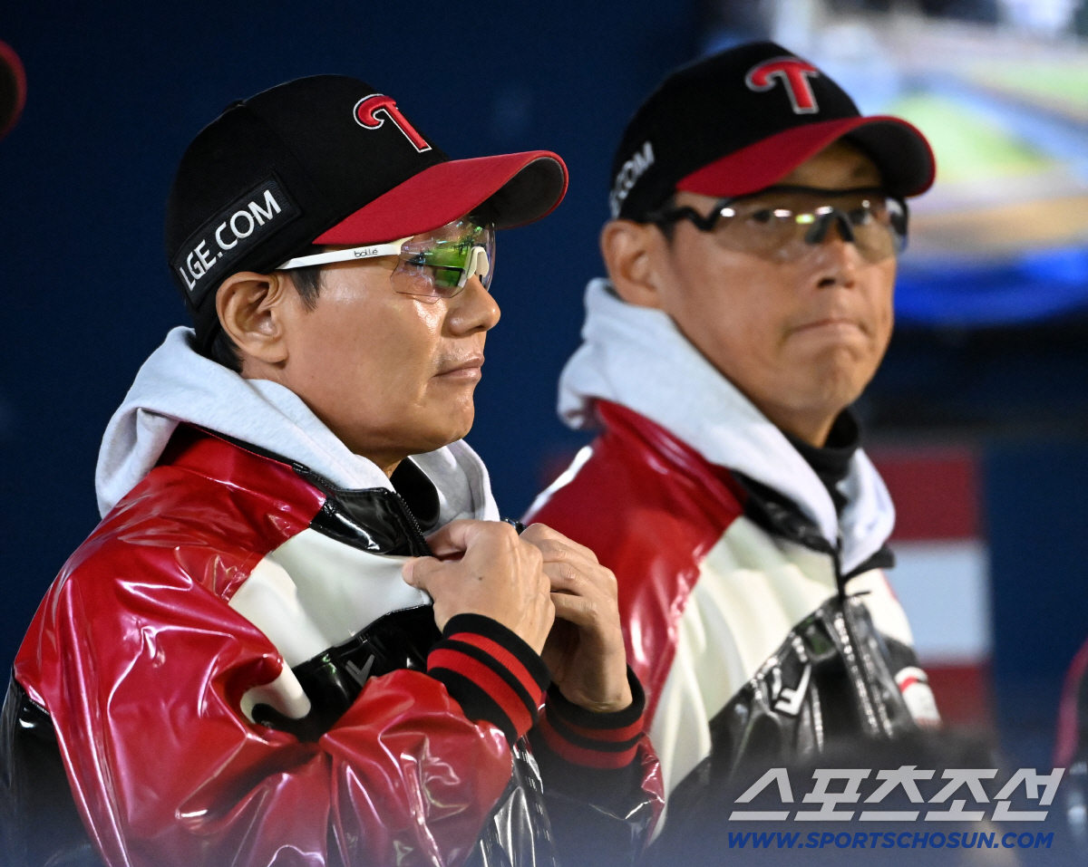 [포토] 염경엽 감독, 2차전도 잡는다