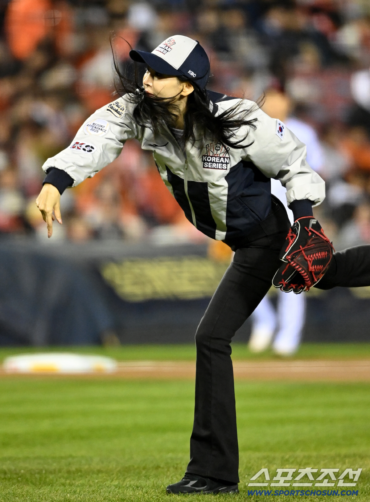 [포토] 김소연, 미모 흩날리며 힘찬 시구