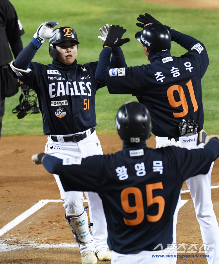 ERA 1.59 설움 제대로 풀었다…잠실 맞아? 한화 타선 제대로 터졌다 문현빈→노시환 백투백 홈런 '기선 제압' [KS2]