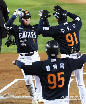 ERA 1.59 설움 제대로 풀었다…잠실 맞아? 한화 타선 제대로 터졌다 문현빈→노시환 백투백 홈런 '기선 제압' [KS2]