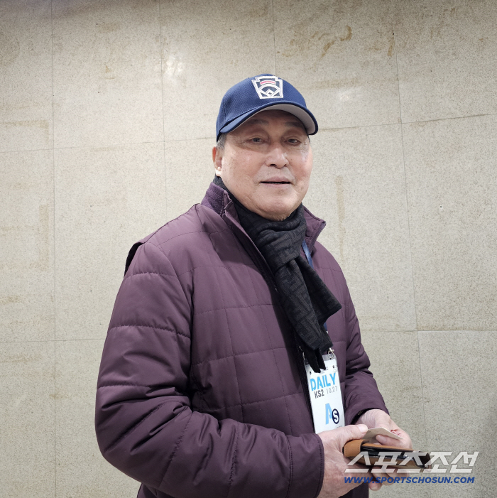 "류현진 한명 남았네" 19년전 독수리군단 이끈 국민감독 '한화 응원' 잠실 찾았다! 김경문 감독과 '해후' [KS인터뷰]