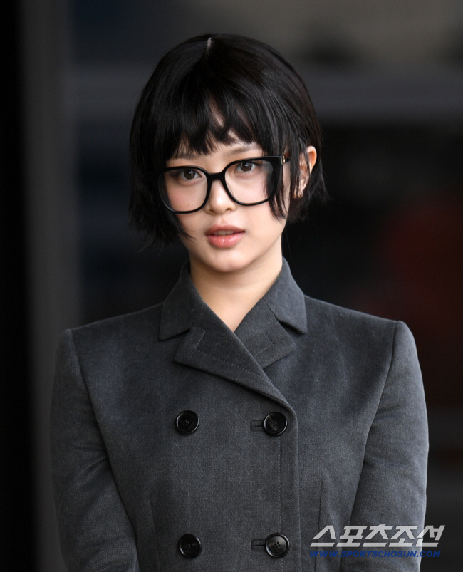 "질질짜면 도와줘?"…뉴진스 하니, 하이브 왕따 주장 비웃은 악플러와 합…