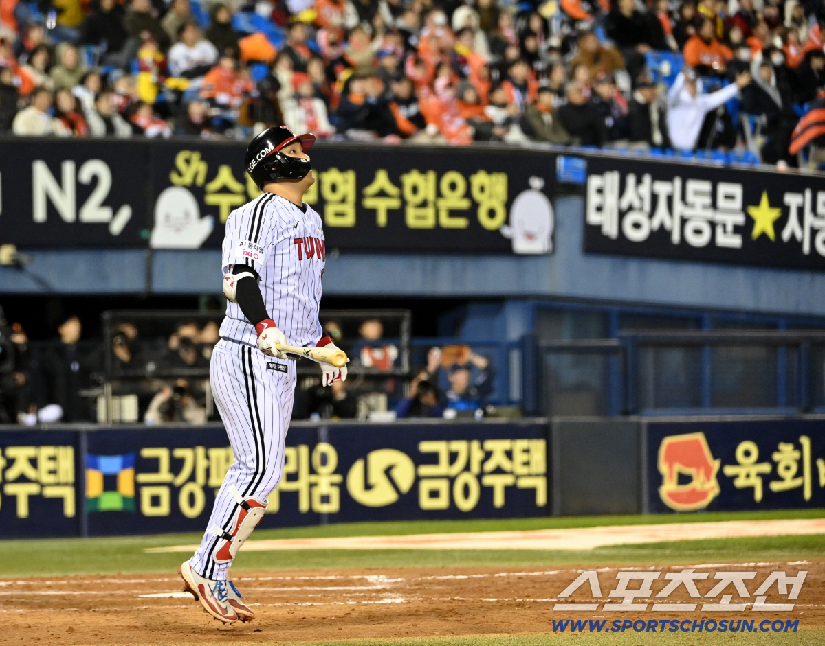 [포토] 만루찬스 문보경의 스윙, 타구 바라보며 1루로
