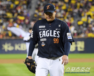 19년을 기다렸던 KS 무대…ERA 1.08 극강 기세 못살렸다, 시즌 최다 실점이 여기서 나올 줄은 [KS2]