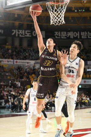 '17점차 뒤집었다' LG, KCC전 8연승 공동선두 복귀…후반 대역전극 성공 81-72로 승리 4연승