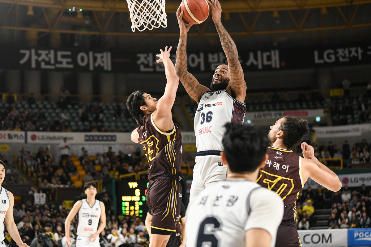 '17점차 뒤집었다' LG, KCC전 8연승 공동선두 복귀…후반 대역전극…