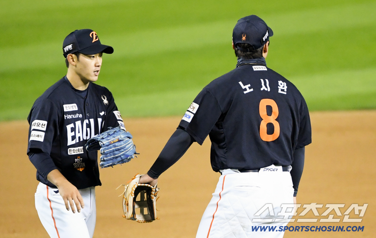 [포토] 3루수 노시환 '실책'