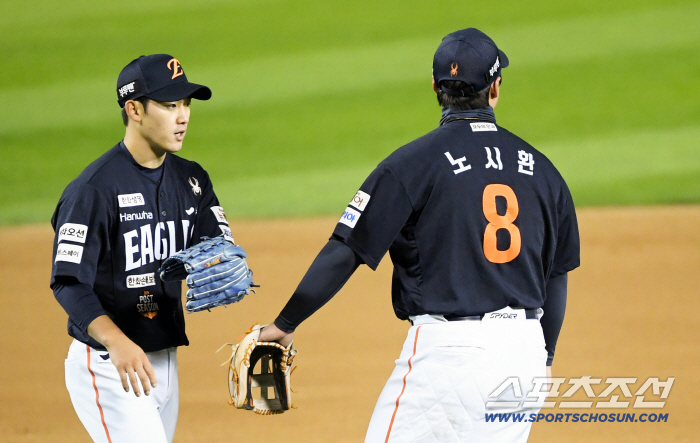 어떻게 이기는 팀이 더 지독한가 → 홈런타자 번트 시킨 LG, 그걸 실책하는 한화