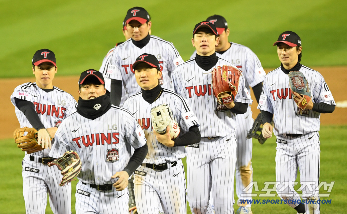 정규시즌 1위 이러니 해야한다…고작 2승? LG, 우승 100% 확률 잡았다 [KS2]