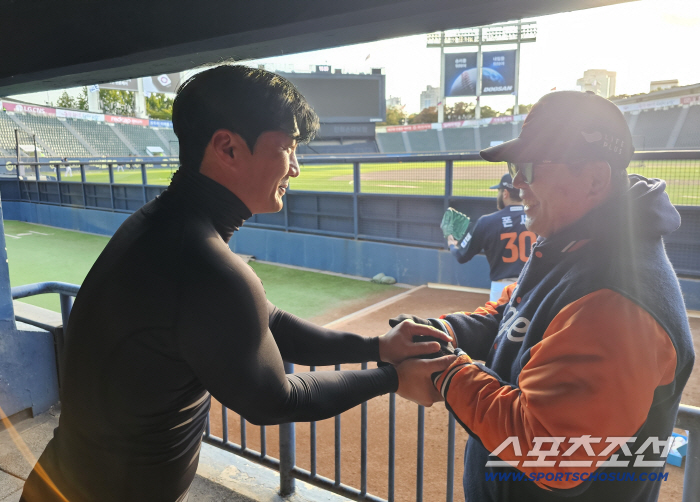 폰세 염탐? LG 오지환, 갑자기 한화 더그아웃에 나타난 이유 [잠실스케치]