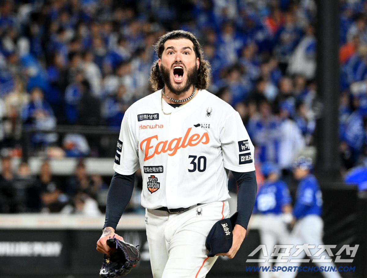 폰세 염탐? LG 오지환, 갑자기 한화 더그아웃에 나타난 이유 [잠실스케…