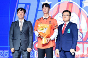 '신인 3순위' 박인우, 왕년의 명세터 신영철 감독 조련 받는다