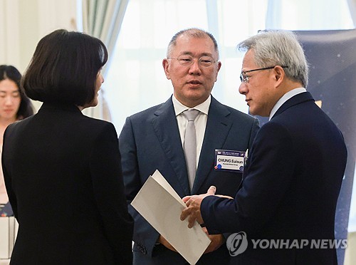 (워싱턴=연합뉴스) 홍해인 기자 = 정의선 현대차그룹 회장, 최수연 네이버 대표가 25일(현지시간) 미국 워싱턴DC 윌라드 호텔에서 열린 한미 비즈니스 라운드 테이블에서 젠슨 황 엔비디아 최고경영자와 대화하고 있다. 2025.8.26 hihong@yna.co.kr