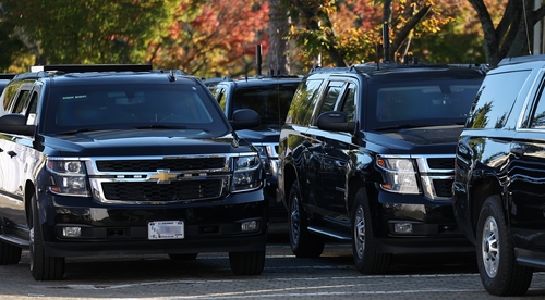 (경주=연합뉴스) 윤관식 기자 = 도널드 트럼프 미국 대통령 방한을 하루 앞둔 28일 아시아태평양경제협력체(APEC) 정상회의장 인근인 경북 경주 힐튼호텔 경주 주차장에 미국 경호차량이 세워져있다. 2025.10.28 psik@yna.co.kr