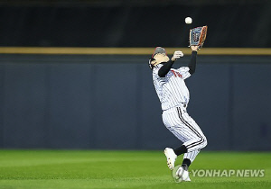 무명 선수에서 주인공으로…LG 신민재, 팀 구한 호수비