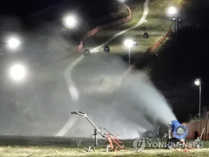 개장 한달 앞둔 하이원스키장…이른 한파에 인공눈 '펑펑'