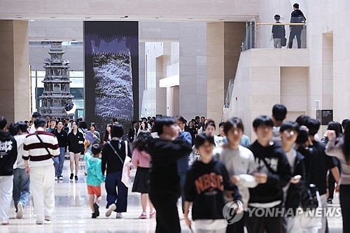 (서울=연합뉴스) 강민지 기자 = 국립중앙박물관은 올해 1월 1일부터 이달 15일까지 박물관을 찾은 관람객이 총 501만6천382명으로 잠정 집계됐다고 밝혔다. 연간 관람객이 500만명대를 기록한 건 1945년 박물관(당시 국립박물관) 개관 이후 처음이다. 사진은 17일 북적이는 박물관 모습. 2025.10.17 mjkang@yna.co.kr