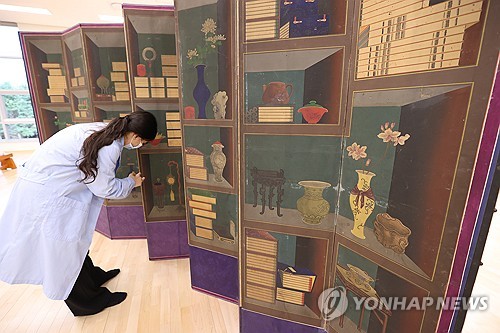 (서울=연합뉴스) 강민지 기자 = 28일 서울 용산구 국립중앙박물관에서 보존과학센터 서화실 관계자가 작업을 하고 있다. 센터는 국립중앙박물관 용산 이전 20주년을 맞아 개관했다. 2025.10.28 mjkang@yna.co.kr