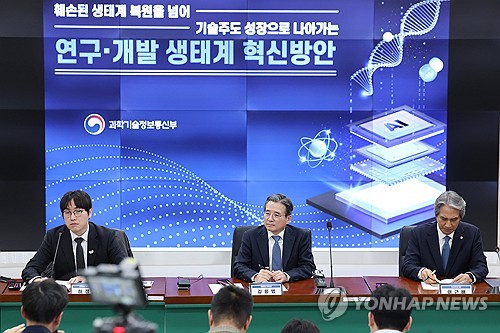 (광주=연합뉴스) 김혜인 기자 = 27일 광주 북구 용봉동 전남대학교에서 열린 연구·개발 생태계 혁신방안 간담회에서 하정우(왼쪽부터) 대통령실 AI수석, 김용범 정책실장, 이근배 전남대총장이 참석자의 발언을 듣고 있다. 2025.10.27 in@yna.co.kr