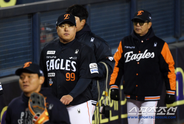 '충격에 빠진 류현진과 한화' 19년 만에 오른 한국시리즈 무대 7실점 조기 강판, 벼랑 끝에 몰린 이글스