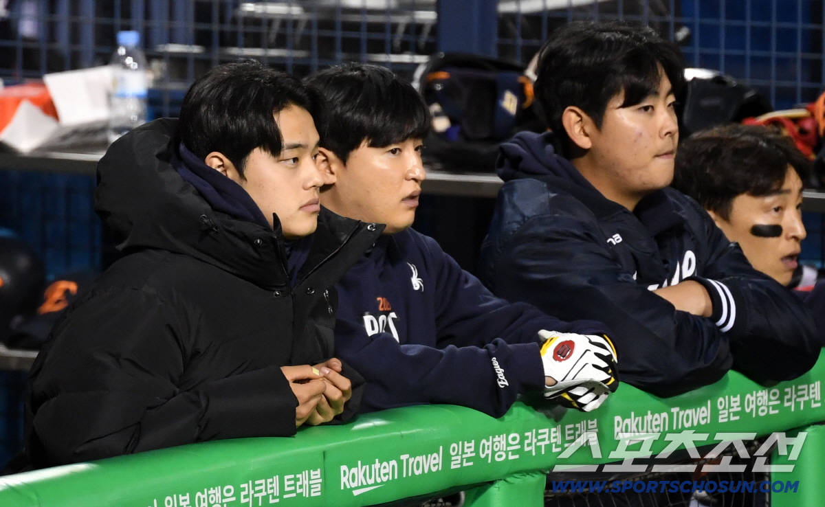 '충격에 빠진 류현진과 한화' 19년 만에 오른 한국시리즈 무대 7실점 …