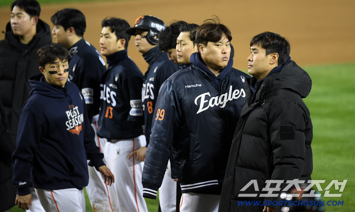 '충격에 빠진 류현진과 한화' 19년 만에 오른 한국시리즈 무대 7실점 …